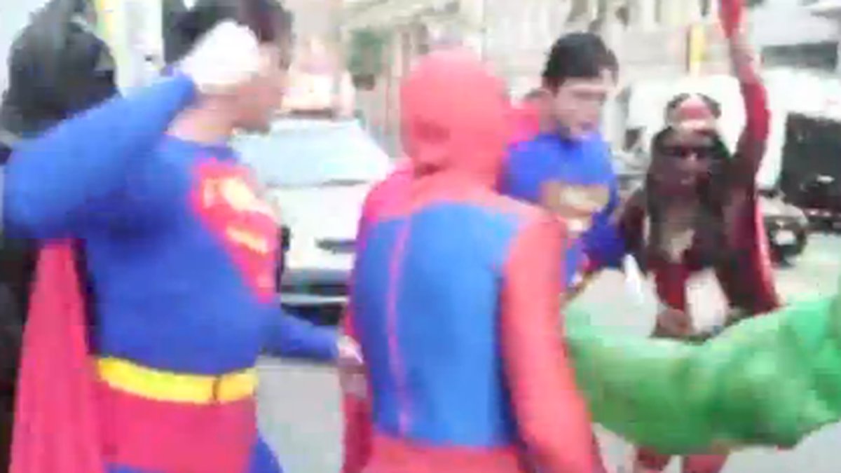 Här bråkar superhjältarna